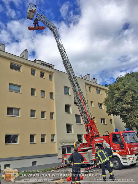 20170728 Rauchfangkehrer stürzt durch Dach eines Mehrparteienhaus in Baden Ortsteil Weikersdorf  Foto: © FF Baden-Stadt/Markus Prendinger