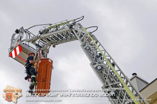 20170728 Rauchfangkehrer stürzt durch Dach eines Mehrparteienhaus in Baden Ortsteil Weikersdorf  Foto: © FF Baden-Stadt/Fritz Beichbuchner