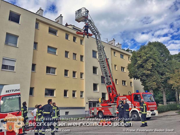 20170728 Rauchfangkehrer stürzt durch Dach eines Mehrparteienhaus in Baden Ortsteil Weikersdorf  Foto: © FF Baden-Stadt/Markus Prendinger