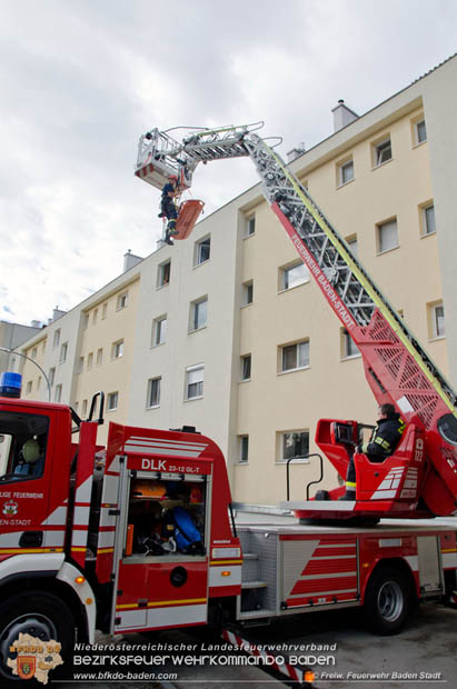 20170728 Rauchfangkehrer stürzt durch Dach eines Mehrparteienhaus in Baden Ortsteil Weikersdorf  Foto: © FF Baden-Stadt/Fritz Beichbuchner