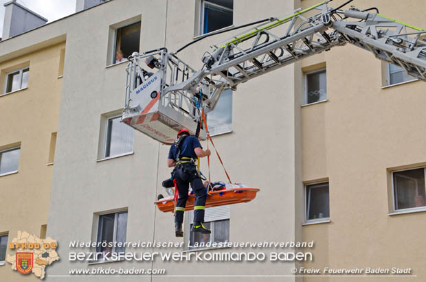 20170728 Rauchfangkehrer stürzt durch Dach eines Mehrparteienhaus in Baden Ortsteil Weikersdorf  Foto: © FF Baden-Stadt/Fritz Beichbuchner