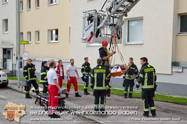 20170728 Rauchfangkehrer stürzt durch Dach eines Mehrparteienhaus in Baden Ortsteil Weikersdorf  Foto: © FF Baden-Stadt/Fritz Beichbuchner