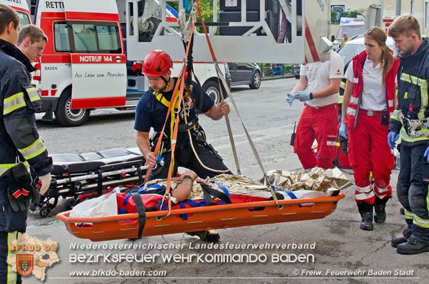 20170728 Rauchfangkehrer stürzt durch Dach eines Mehrparteienhaus in Baden Ortsteil Weikersdorf  Foto: © FF Baden-Stadt/Fritz Beichbuchner