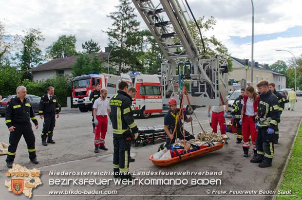 20170728 Rauchfangkehrer stürzt durch Dach eines Mehrparteienhaus in Baden Ortsteil Weikersdorf  Foto: © FF Baden-Stadt/Fritz Beichbuchner
