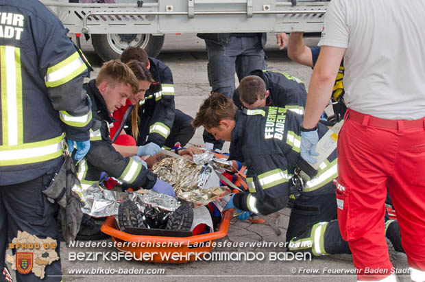 20170728 Rauchfangkehrer stürzt durch Dach eines Mehrparteienhaus in Baden Ortsteil Weikersdorf  Foto: © FF Baden-Stadt/Fritz Beichbuchner