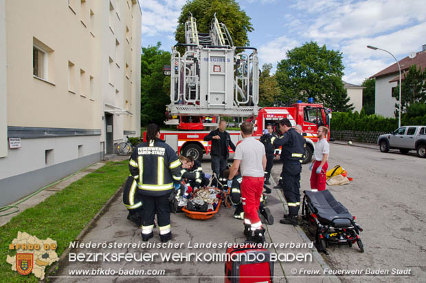20170728 Rauchfangkehrer stürzt durch Dach eines Mehrparteienhaus in Baden Ortsteil Weikersdorf  Foto: © FF Baden-Stadt/Fritz Beichbuchner