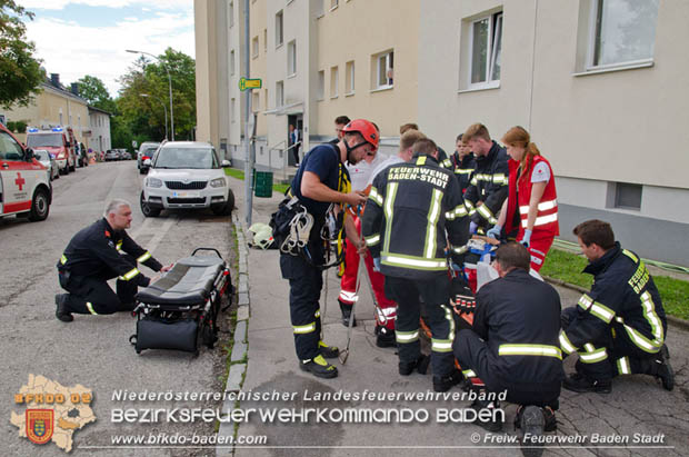 20170728 Rauchfangkehrer stürzt durch Dach eines Mehrparteienhaus in Baden Ortsteil Weikersdorf  Foto: © FF Baden-Stadt/Fritz Beichbuchner