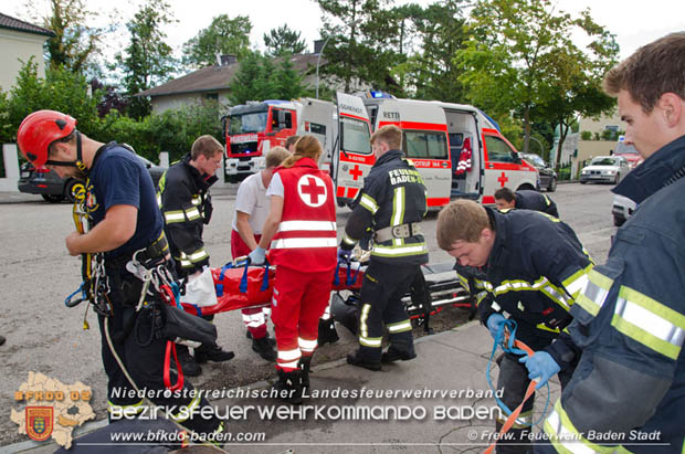 20170728 Rauchfangkehrer stürzt durch Dach eines Mehrparteienhaus in Baden Ortsteil Weikersdorf  Foto: © FF Baden-Stadt/Fritz Beichbuchner
