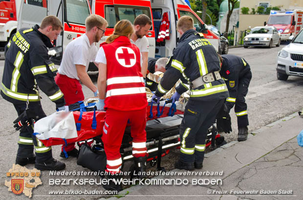 20170728 Rauchfangkehrer stürzt durch Dach eines Mehrparteienhaus in Baden Ortsteil Weikersdorf  Foto: © FF Baden-Stadt/Fritz Beichbuchner
