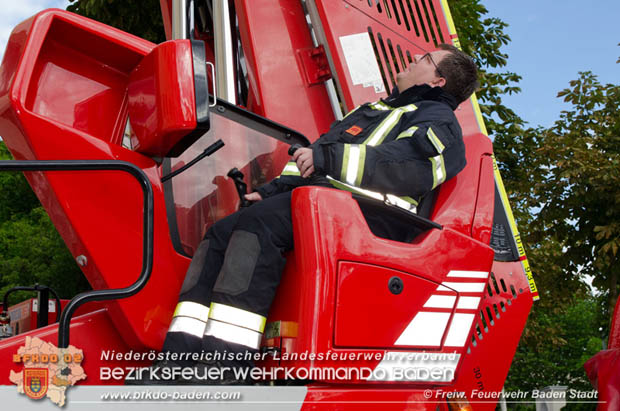 20170728 Rauchfangkehrer stürzt durch Dach eines Mehrparteienhaus in Baden Ortsteil Weikersdorf  Foto: © FF Baden-Stadt/Fritz Beichbuchner