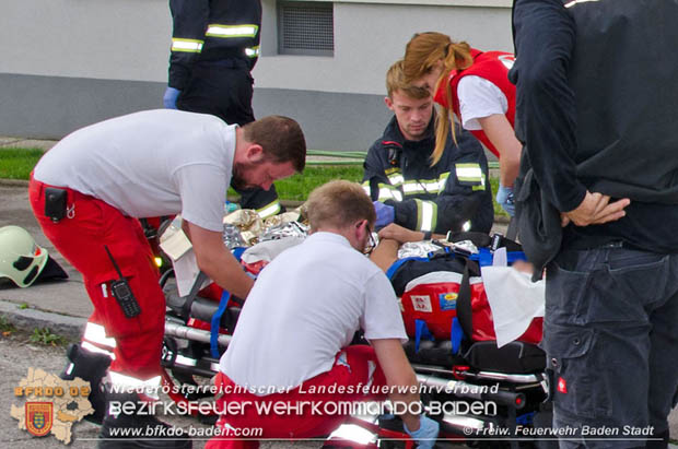 20170728 Rauchfangkehrer stürzt durch Dach eines Mehrparteienhaus in Baden Ortsteil Weikersdorf  Foto: © FF Baden-Stadt/Fritz Beichbuchner