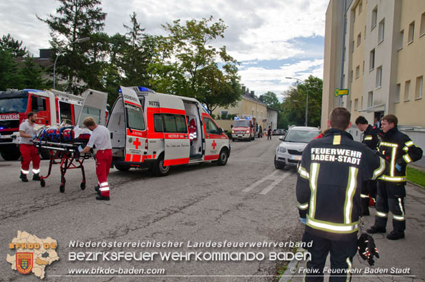 20170728 Rauchfangkehrer stürzt durch Dach eines Mehrparteienhaus in Baden Ortsteil Weikersdorf  Foto: © FF Baden-Stadt/Fritz Beichbuchner