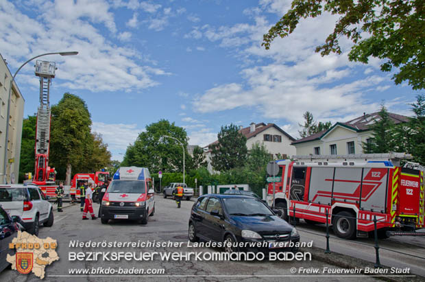 20170728 Rauchfangkehrer stürzt durch Dach eines Mehrparteienhaus in Baden Ortsteil Weikersdorf  Foto: © FF Baden-Stadt/Fritz Beichbuchner