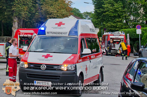 20170728 Rauchfangkehrer stürzt durch Dach eines Mehrparteienhaus in Baden Ortsteil Weikersdorf  Foto: © FF Baden-Stadt/Fritz Beichbuchner