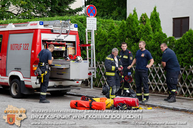 20170728 Rauchfangkehrer stürzt durch Dach eines Mehrparteienhaus in Baden Ortsteil Weikersdorf  Foto: © FF Baden-Stadt/Fritz Beichbuchner