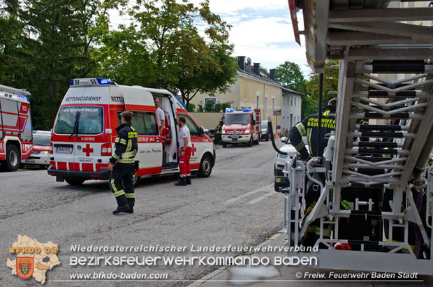 20170728 Rauchfangkehrer stürzt durch Dach eines Mehrparteienhaus in Baden Ortsteil Weikersdorf  Foto: © FF Baden-Stadt/Fritz Beichbuchner