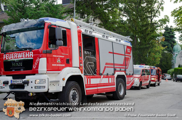 20170728 Rauchfangkehrer stürzt durch Dach eines Mehrparteienhaus in Baden Ortsteil Weikersdorf  Foto: © FF Baden-Stadt/Fritz Beichbuchner