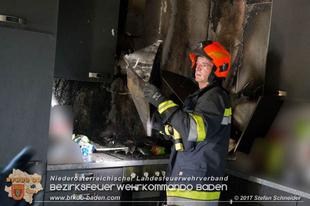 20170815 Küchenbrand in Reihen Wohnhaus in Blumau-Neurißhof Foto: © Stefan Schneider BFK Baden 20170815 Küchenbrand in Reihen Wohnhaus in Blumau-Neurißhof Foto: © Stefan Schneider BFK Baden
