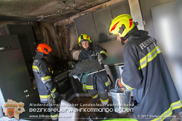 20170815 Küchenbrand in Reihen Wohnhaus in Blumau-Neurißhof Foto: © Stefan Schneider BFK Baden 20170815 Küchenbrand in Reihen Wohnhaus in Blumau-Neurißhof Foto: © Stefan Schneider BFK Baden