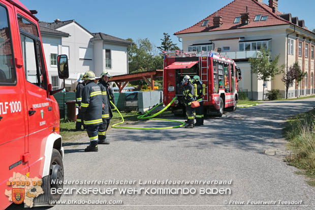 20170815 Küchenbrand in Reihen Wohnhaus in Blumau-Neurißhof Foto: © Jürgen Rudolf FF Teesdorf 20170815 Küchenbrand in Reihen Wohnhaus in Blumau-Neurißhof Foto: © Jürgen Rudolf FF Teesdorf