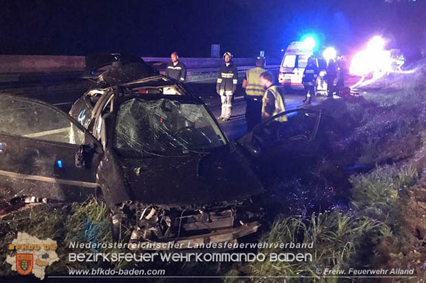 20170819 Fahrzeugüberschlag auf der A21 kurz nach Mayerlng RFb Wien  Foto: © Freiwillige Feuerwehr Alland