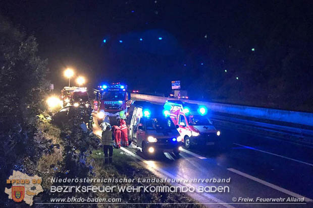 20170819 Fahrzeugüberschlag auf der A21 kurz nach Mayerlng RFb Wien Foto: © Freiwillige Feuerwehr Alland 20170819 Fahrzeugüberschlag auf der A21 kurz nach Mayerlng RFb Wien Foto: © Freiwillige Feuerwehr Alland