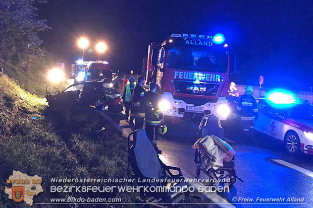 20170819 Fahrzeugüberschlag auf der A21 kurz nach Mayerlng RFb Wien Foto: © Freiwillige Feuerwehr Alland 20170819 Fahrzeugüberschlag auf der A21 kurz nach Mayerlng RFb Wien Foto: © Freiwillige Feuerwehr Alland