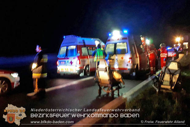 20170819 Fahrzeugüberschlag auf der A21 kurz nach Mayerlng RFb Wien Foto: © Freiwillige Feuerwehr Alland 20170819 Fahrzeugüberschlag auf der A21 kurz nach Mayerlng RFb Wien Foto: © Freiwillige Feuerwehr Alland