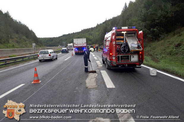 20170819 Fahrzeugüberschlag auf der A21 kurz nach Mayerlng RFb Wien Foto: © Freiwillige Feuerwehr Alland 20170819 Fahrzeugüberschlag auf der A21 kurz nach Mayerlng RFb Wien Foto: © Freiwillige Feuerwehr Alland