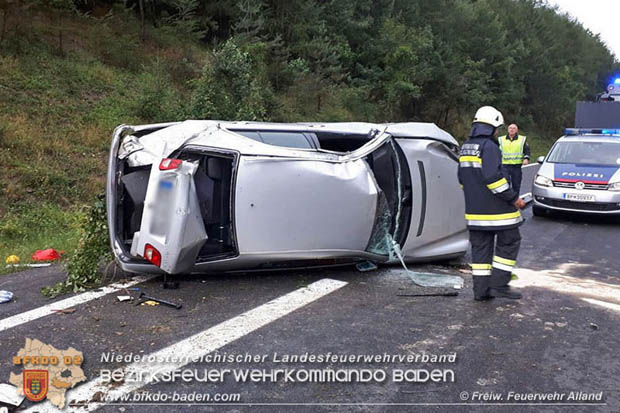 20170819 Fahrzeugüberschlag auf der A21 kurz nach Mayerlng RFb Wien Foto: © Freiwillige Feuerwehr Alland 20170819 Fahrzeugüberschlag auf der A21 kurz nach Mayerlng RFb Wien Foto: © Freiwillige Feuerwehr Alland