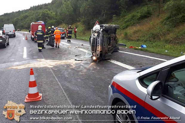 20170819 Fahrzeugüberschlag auf der A21 kurz nach Mayerlng RFb Wien Foto: © Freiwillige Feuerwehr Alland 20170819 Fahrzeugüberschlag auf der A21 kurz nach Mayerlng RFb Wien Foto: © Freiwillige Feuerwehr Alland