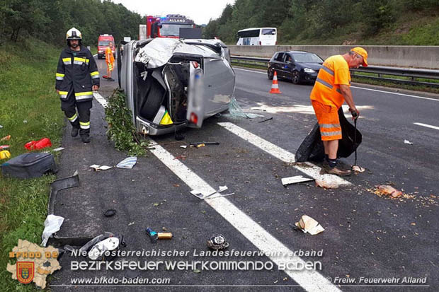 20170819 Fahrzeugüberschlag auf der A21 kurz nach Mayerlng RFb Wien Foto: © Freiwillige Feuerwehr Alland 20170819 Fahrzeugüberschlag auf der A21 kurz nach Mayerlng RFb Wien Foto: © Freiwillige Feuerwehr Alland