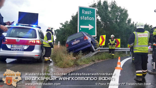 20170820 Fahrzeugbergung auf der A2 bei der Abfahrt zur Raststation Guntramsdorf RFb Wien  Foto: © Franz Pölleritzer FF TraiskIrchen-Stadt