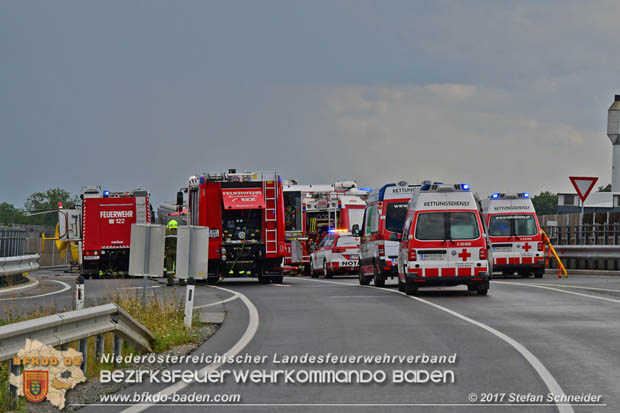 20170820 Frontalzusammenstoß Wohnmobil gegen Pkw auf der LB17 zwischen Sollenau und Günselsdorf/Schönau   Foto: © Stefan Schneider BFK Baden