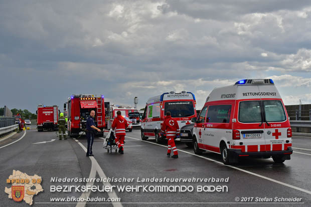 20170820 Frontalzusammenstoß Wohnmobil gegen Pkw auf der LB17 zwischen Sollenau und Günselsdorf/Schönau Foto: © Stefan Schneider BFK Baden
