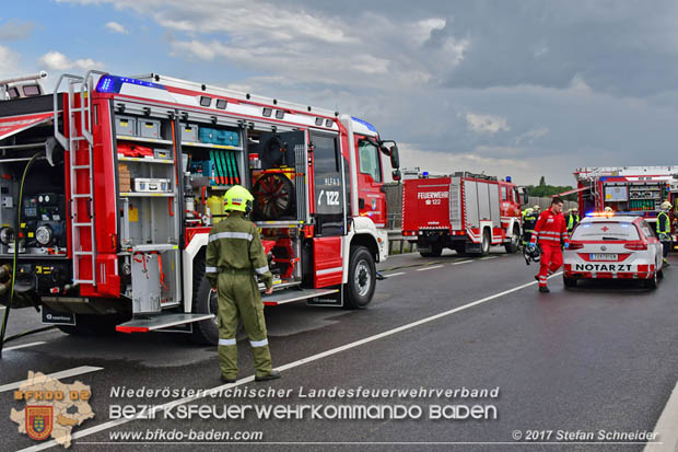 20170820 Frontalzusammenstoß Wohnmobil gegen Pkw auf der LB17 zwischen Sollenau und Günselsdorf/Schönau Foto: © Stefan Schneider BFK Baden 20170820 Frontalzusammenstoß Wohnmobil gegen Pkw auf der LB17 zwischen Sollenau und Günselsdorf/Schönau Foto: © Stefan Schneider BFK Baden