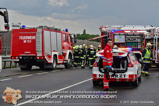 20170820 Frontalzusammenstoß Wohnmobil gegen Pkw auf der LB17 zwischen Sollenau und Günselsdorf/Schönau Foto: © Stefan Schneider BFK Baden 20170820 Frontalzusammenstoß Wohnmobil gegen Pkw auf der LB17 zwischen Sollenau und Günselsdorf/Schönau Foto: © Stefan Schneider BFK Baden