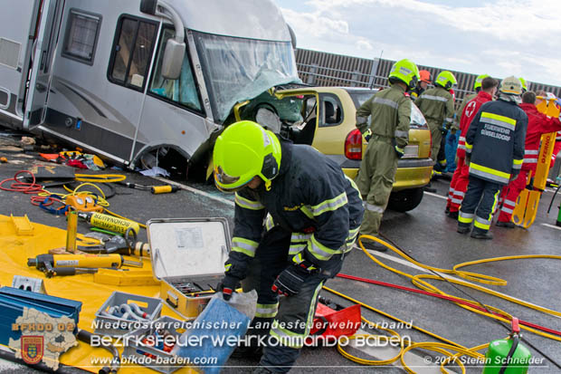 20170820 Frontalzusammenstoß Wohnmobil gegen Pkw auf der LB17 zwischen Sollenau und Günselsdorf/Schönau Foto: © Stefan Schneider BFK Baden 20170820 Frontalzusammenstoß Wohnmobil gegen Pkw auf der LB17 zwischen Sollenau und Günselsdorf/Schönau Foto: © Stefan Schneider BFK Baden