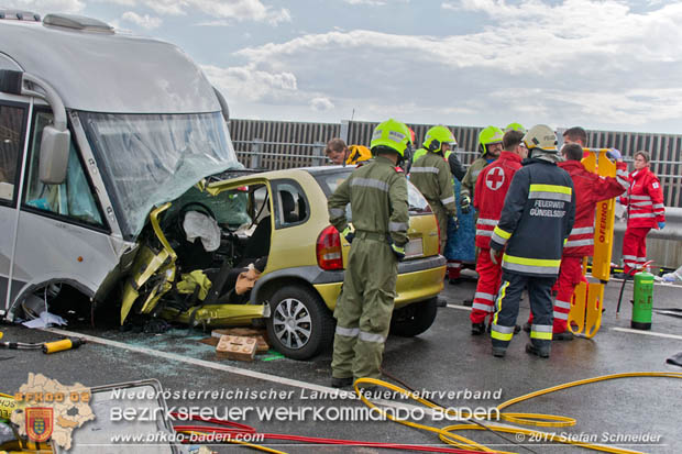 20170820 Frontalzusammenstoß Wohnmobil gegen Pkw auf der LB17 zwischen Sollenau und Günselsdorf/Schönau Foto: © Stefan Schneider BFK Baden 20170820 Frontalzusammenstoß Wohnmobil gegen Pkw auf der LB17 zwischen Sollenau und Günselsdorf/Schönau Foto: © Stefan Schneider BFK Baden