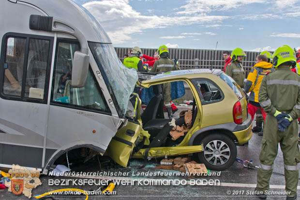 20170820 Frontalzusammenstoß Wohnmobil gegen Pkw auf der LB17 zwischen Sollenau und Günselsdorf/Schönau Foto: © Stefan Schneider BFK Baden 20170820 Frontalzusammenstoß Wohnmobil gegen Pkw auf der LB17 zwischen Sollenau und Günselsdorf/Schönau Foto: © Stefan Schneider BFK Baden
