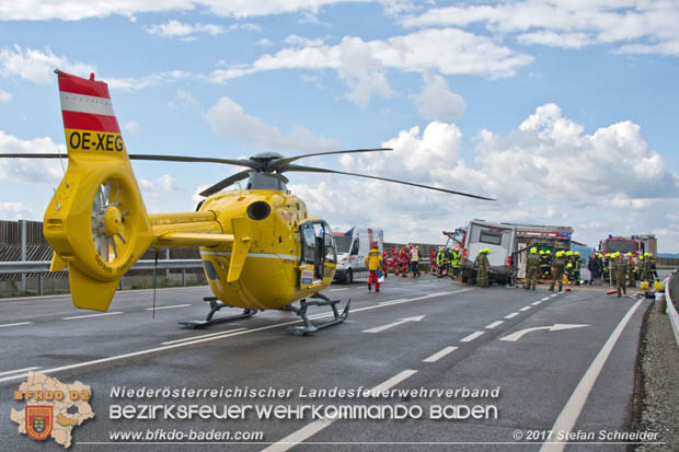 20170820 Frontalzusammenstoß Wohnmobil gegen Pkw auf der LB17 zwischen Sollenau und Günselsdorf/Schönau Foto: © Stefan Schneider BFK Baden 20170820 Frontalzusammenstoß Wohnmobil gegen Pkw auf der LB17 zwischen Sollenau und Günselsdorf/Schönau Foto: © Stefan Schneider BFK Baden