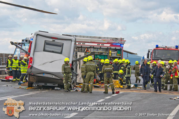 20170820 Frontalzusammenstoß Wohnmobil gegen Pkw auf der LB17 zwischen Sollenau und Günselsdorf/Schönau Foto: © Stefan Schneider BFK Baden 20170820 Frontalzusammenstoß Wohnmobil gegen Pkw auf der LB17 zwischen Sollenau und Günselsdorf/Schönau Foto: © Stefan Schneider BFK Baden