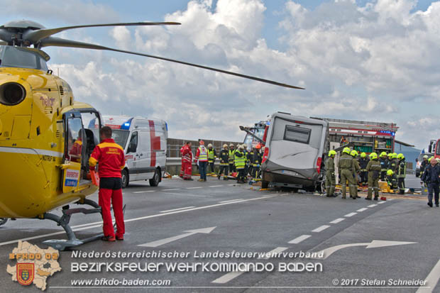 20170820 Frontalzusammenstoß Wohnmobil gegen Pkw auf der LB17 zwischen Sollenau und Günselsdorf/Schönau Foto: © Stefan Schneider BFK Baden 20170820 Frontalzusammenstoß Wohnmobil gegen Pkw auf der LB17 zwischen Sollenau und Günselsdorf/Schönau Foto: © Stefan Schneider BFK Baden