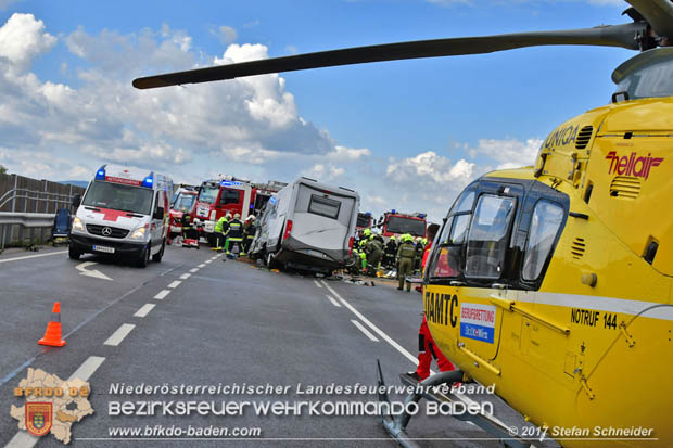 20170820 Frontalzusammenstoß Wohnmobil gegen Pkw auf der LB17 zwischen Sollenau und Günselsdorf/Schönau Foto: © Stefan Schneider BFK Baden 20170820 Frontalzusammenstoß Wohnmobil gegen Pkw auf der LB17 zwischen Sollenau und Günselsdorf/Schönau Foto: © Stefan Schneider BFK Baden