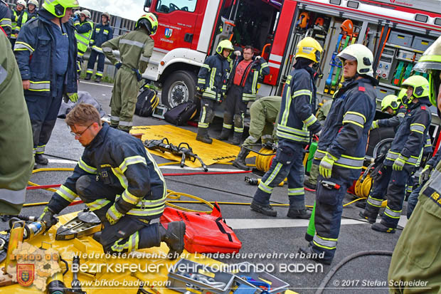 20170820 Frontalzusammenstoß Wohnmobil gegen Pkw auf der LB17 zwischen Sollenau und Günselsdorf/Schönau Foto: © Stefan Schneider BFK Baden 20170820 Frontalzusammenstoß Wohnmobil gegen Pkw auf der LB17 zwischen Sollenau und Günselsdorf/Schönau Foto: © Stefan Schneider BFK Baden