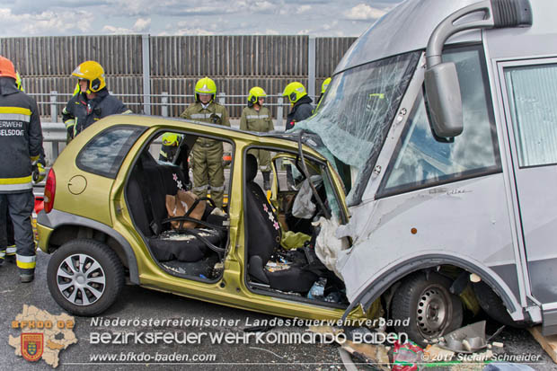 20170820 Frontalzusammenstoß Wohnmobil gegen Pkw auf der LB17 zwischen Sollenau und Günselsdorf/Schönau Foto: © Stefan Schneider BFK Baden