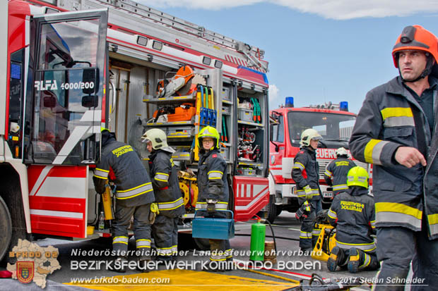 20170820 Frontalzusammenstoß Wohnmobil gegen Pkw auf der LB17 zwischen Sollenau und Günselsdorf/Schönau Foto: © Stefan Schneider BFK Baden 20170820 Frontalzusammenstoß Wohnmobil gegen Pkw auf der LB17 zwischen Sollenau und Günselsdorf/Schönau Foto: © Stefan Schneider BFK Baden