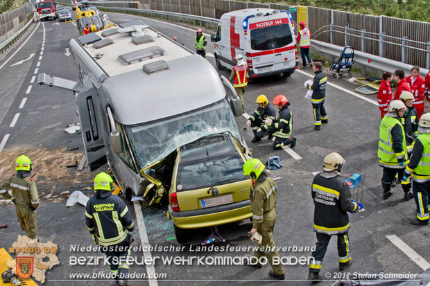 20170820 Frontalzusammenstoß Wohnmobil gegen Pkw auf der LB17 zwischen Sollenau und Günselsdorf/Schönau Foto: © Stefan Schneider BFK Baden 20170820 Frontalzusammenstoß Wohnmobil gegen Pkw auf der LB17 zwischen Sollenau und Günselsdorf/Schönau Foto: © Stefan Schneider BFK Baden