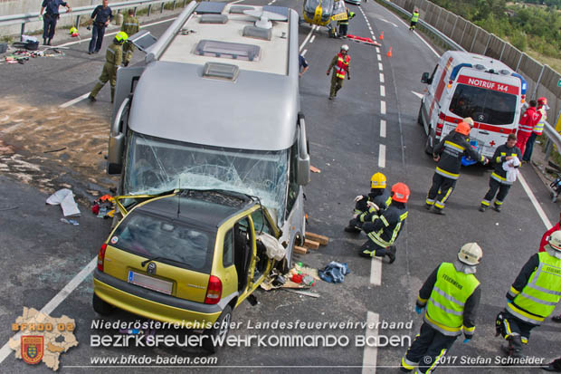 20170820 Frontalzusammenstoß Wohnmobil gegen Pkw auf der LB17 zwischen Sollenau und Günselsdorf/Schönau Foto: © Stefan Schneider BFK Baden 20170820 Frontalzusammenstoß Wohnmobil gegen Pkw auf der LB17 zwischen Sollenau und Günselsdorf/Schönau Foto: © Stefan Schneider BFK Baden