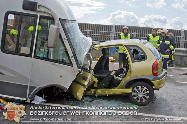 20170820 Frontalzusammenstoß Wohnmobil gegen Pkw auf der LB17 zwischen Sollenau und Günselsdorf/Schönau Foto: © Stefan Schneider BFK Baden 20170820 Frontalzusammenstoß Wohnmobil gegen Pkw auf der LB17 zwischen Sollenau und Günselsdorf/Schönau Foto: © Stefan Schneider BFK Baden